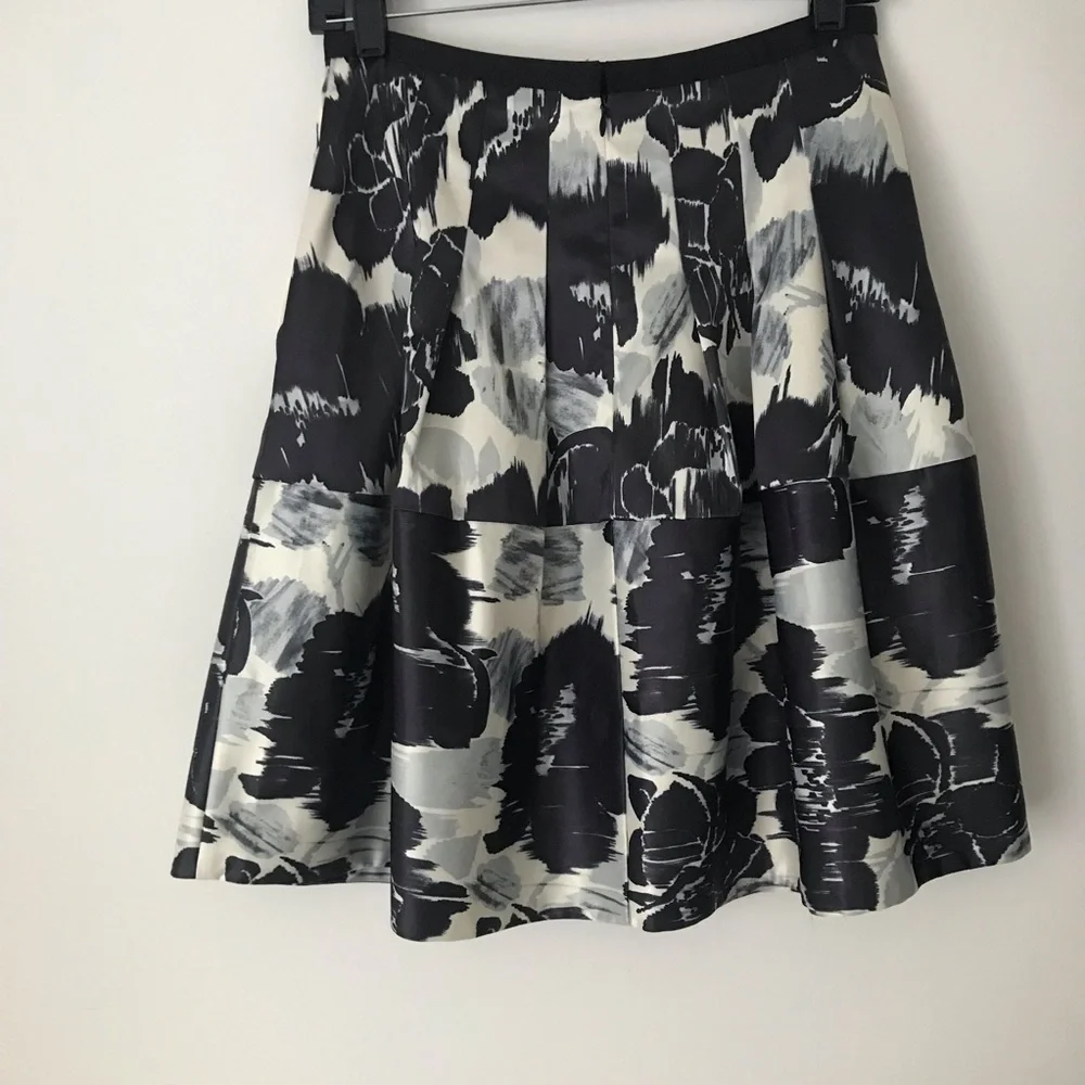 LIKE NEW! The Limited Sz 2 Skirt Grey Black Floral Pleated Flare A-Line …